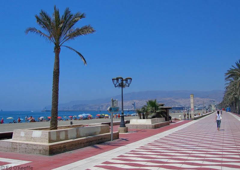 Apartamentos 16:9 Playa Suites Almeria Luaran gambar